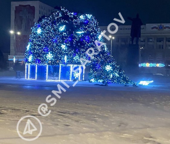 Ветер опрокинул главную елку на Театральной площади в Саратове Ветер опрокинул главную елку на Театральной площади в Саратове